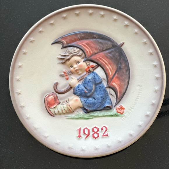 9 Pc. Hummel Collection Plate Bundle - Picture 10 of 16